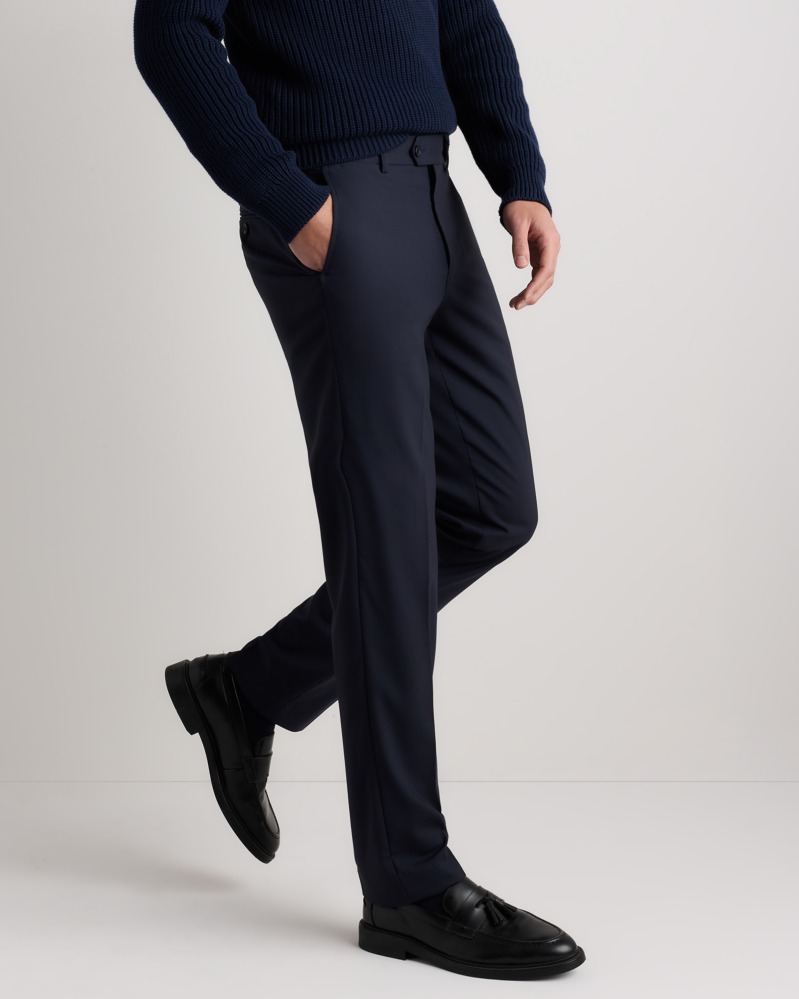 Lightweight Wrinkle-Free Wool Straight Fit Dress Pant in Black