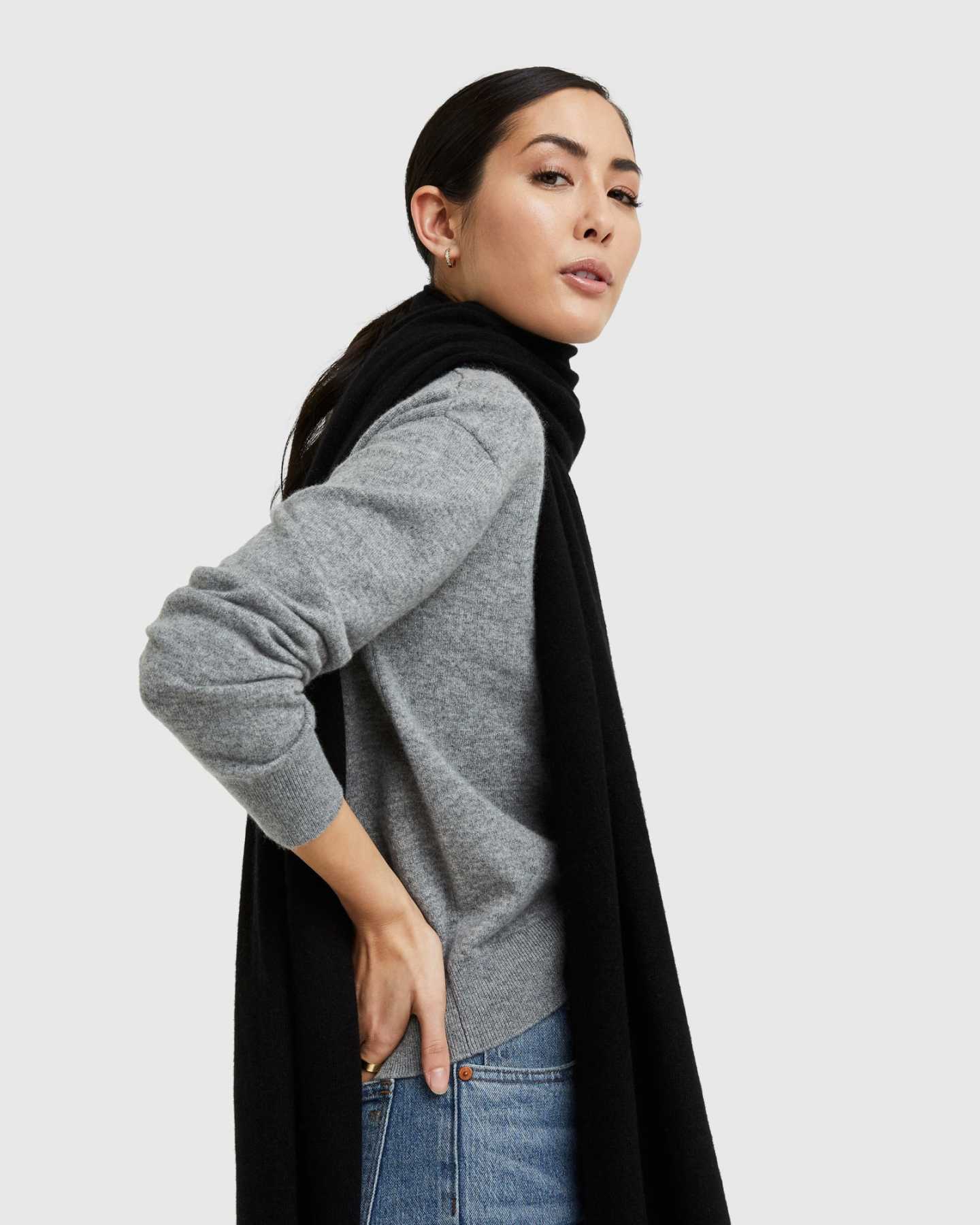 Cashmere wrap in black from side