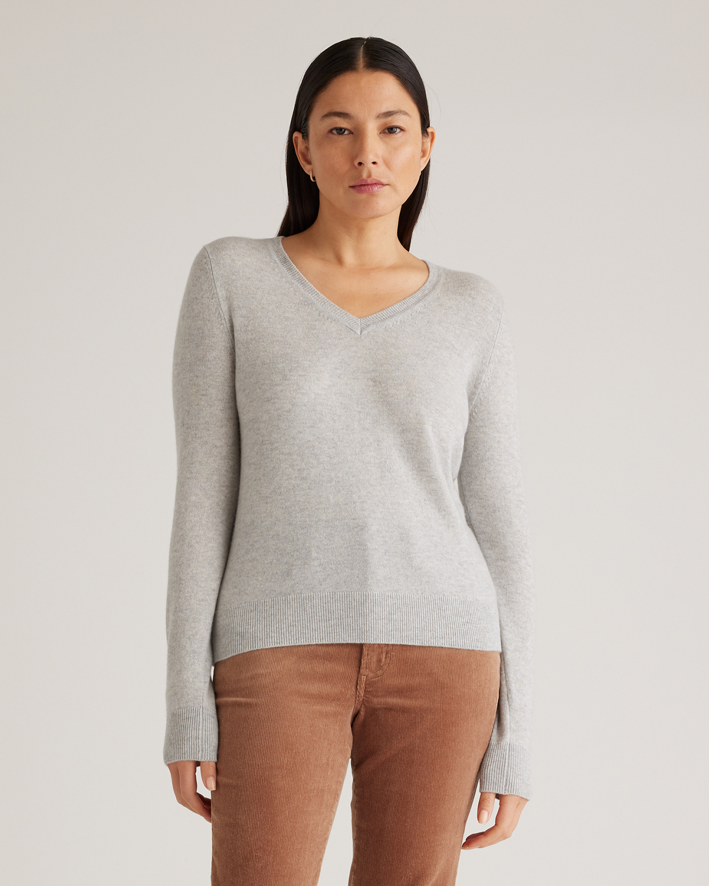 Quince Women's Mongolian Cashmere V-neck Sweater In Heather Pale Grey