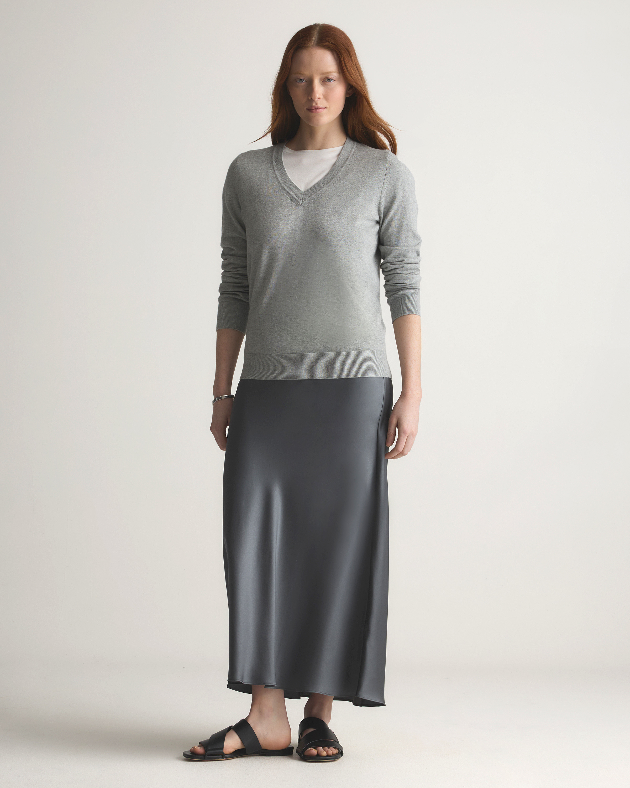 Lightweight Cotton Cashmere V-Neck Sweater in Heather Charcoal