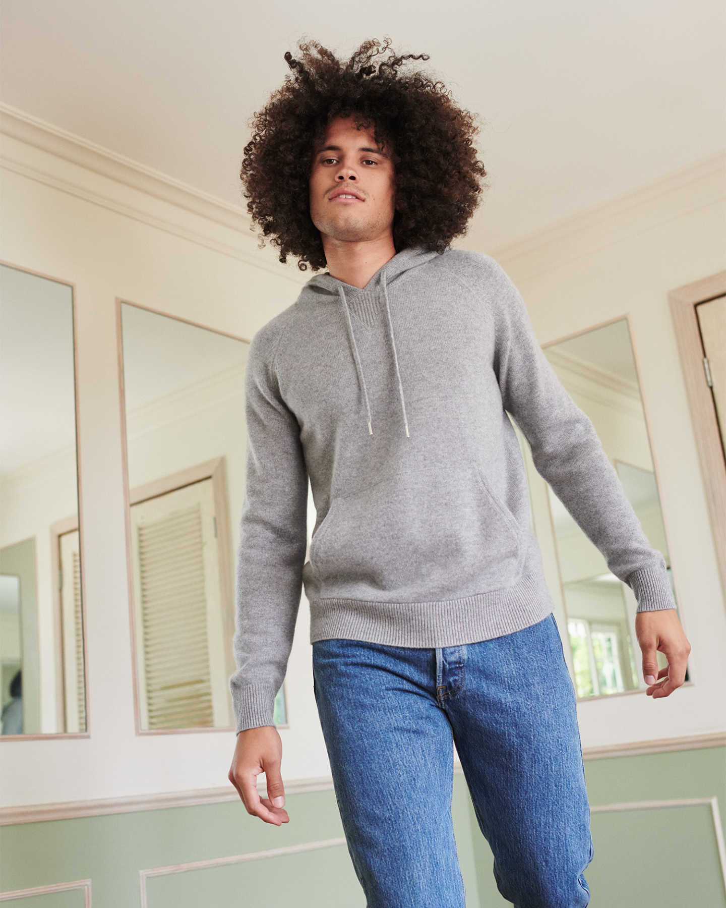 Cashmere hoodie men in grey walking