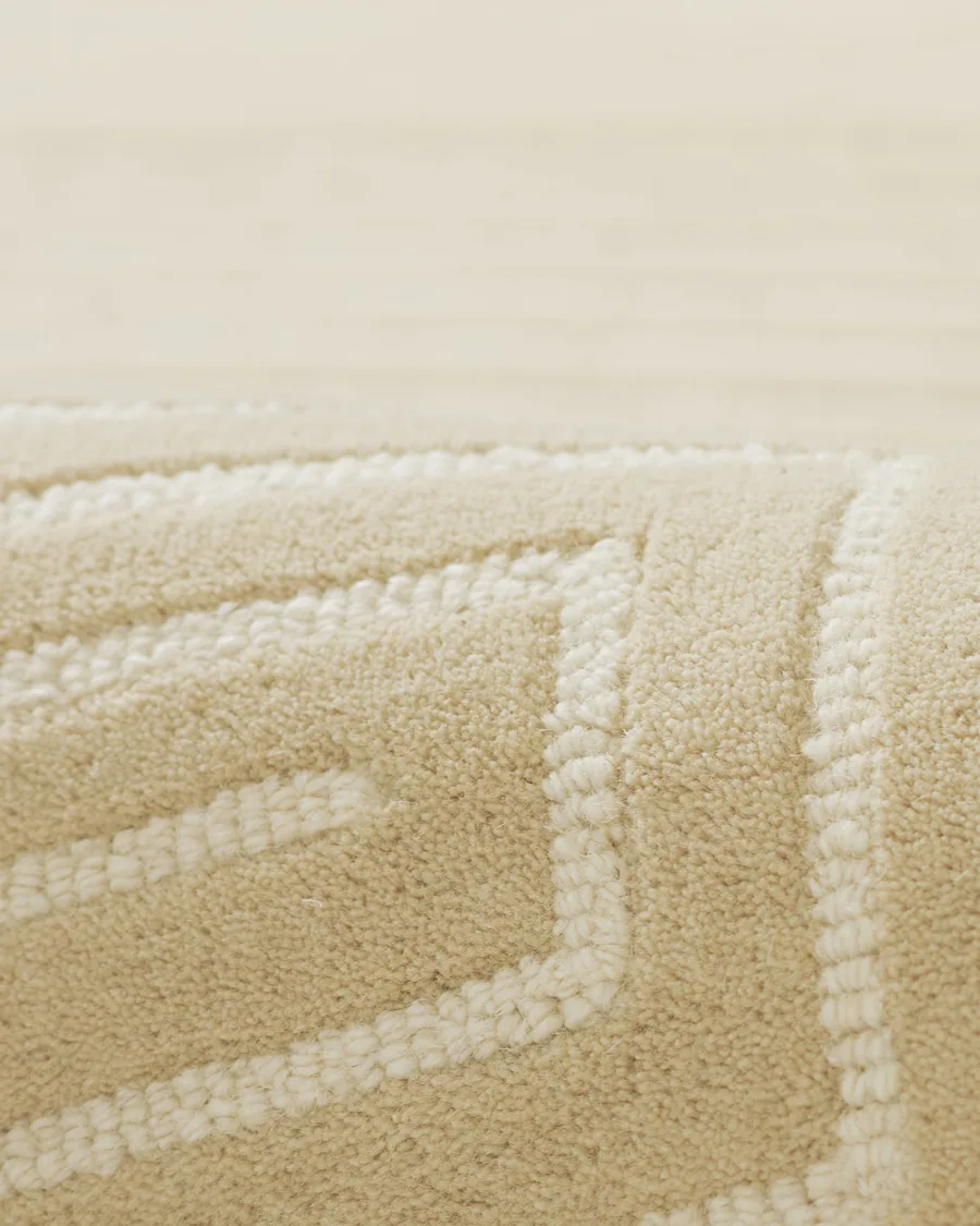 Momeni Simba SIM-3 Beige Hand Tufted Detail