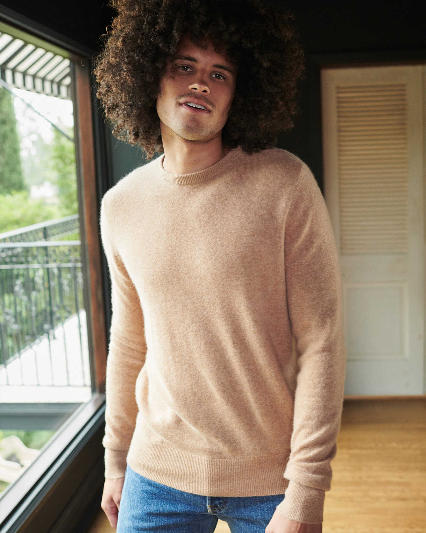 Man wearing camel men's cashmere sweater