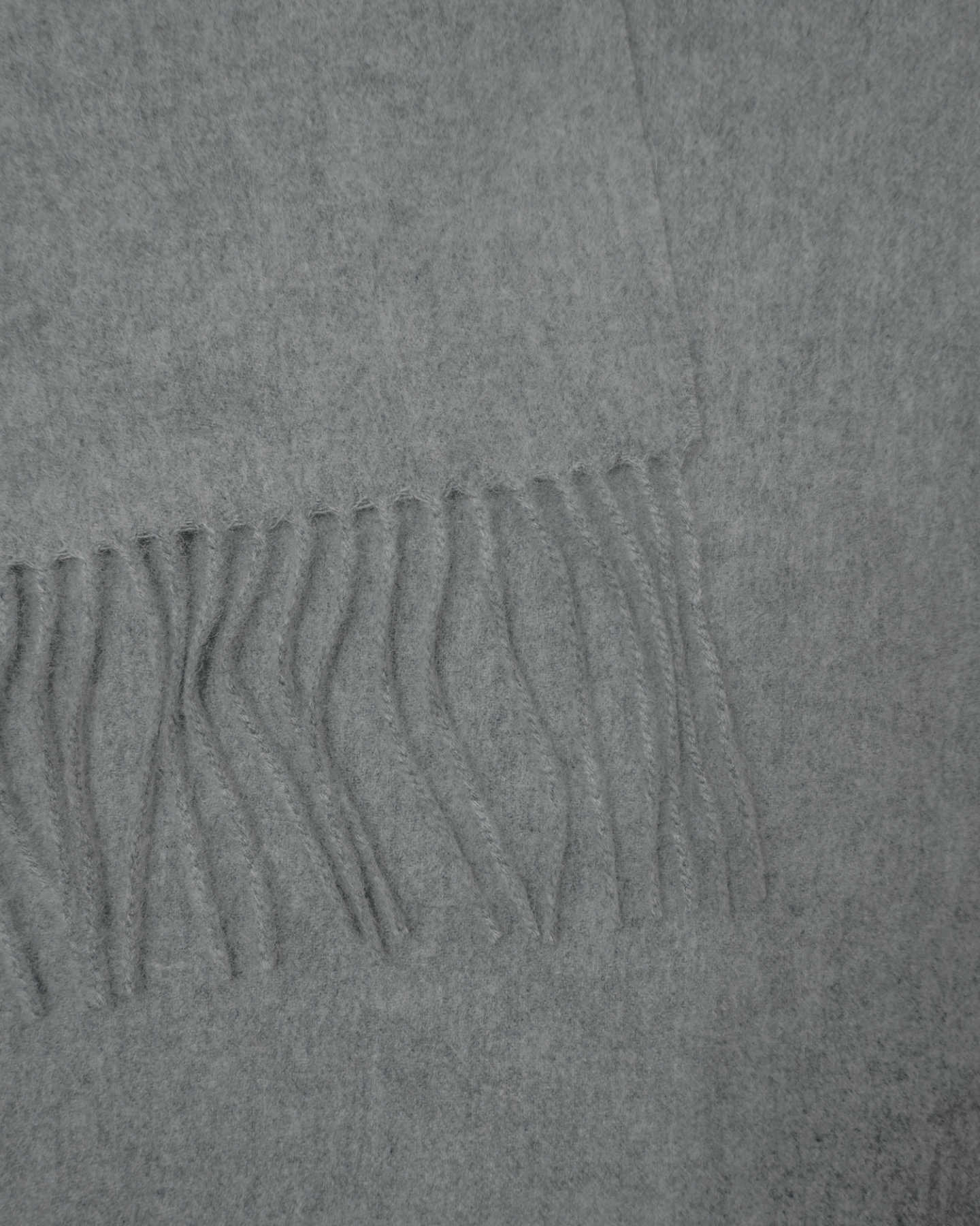 Cashmere blanket in grey zoomed in
