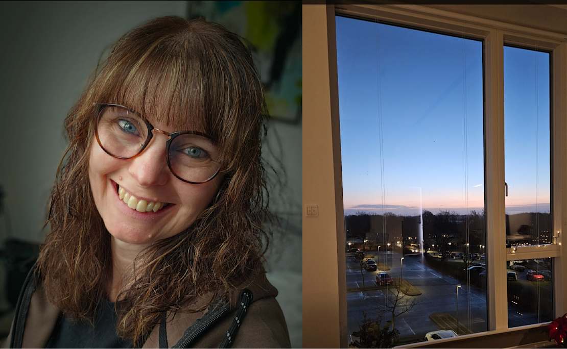 Kvinder der smiler og udsigt over mørk parkeringsplads oplyst af lamper