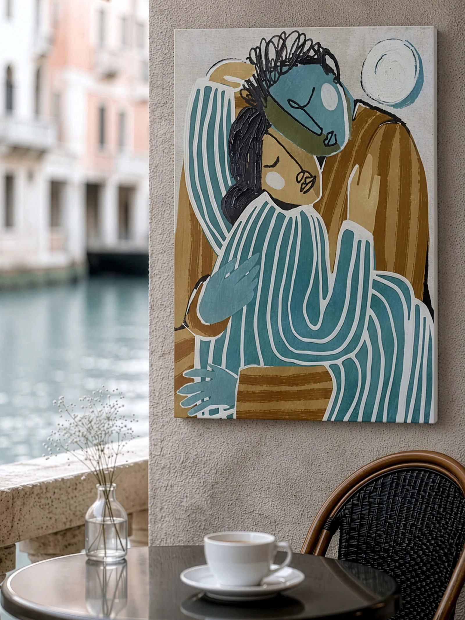 Café am Kanal mit Tasse, Vase und einem abstrakten Bild von zwei umarmten Figuren an der Wand.