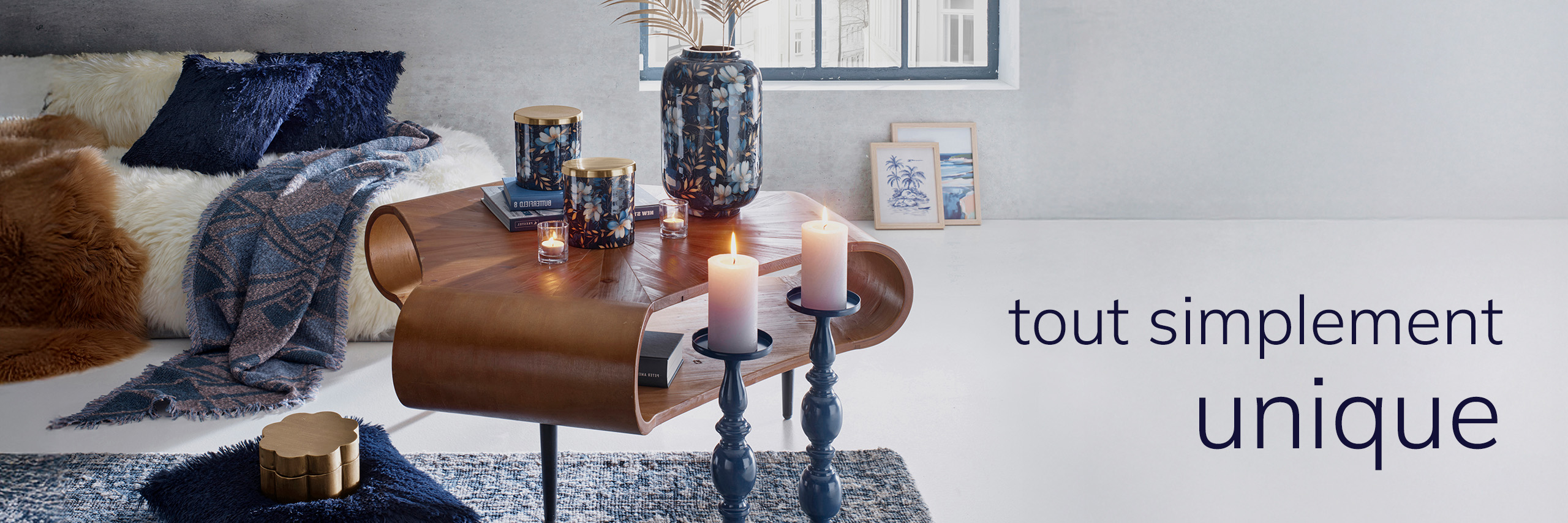 Une pièce à vivre dans les tons bleus. À sa droite, le texte « tout simplement unique ».