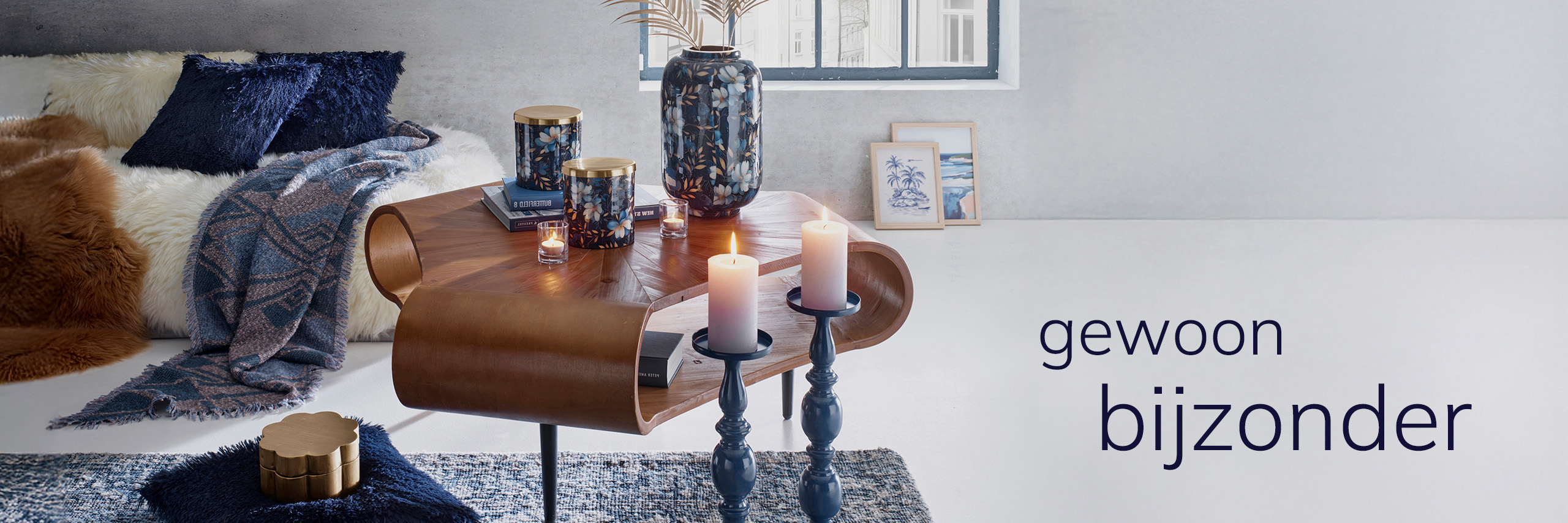 Een woonkamer in blauwtinten. Rechts naast haar staat de tekst 'gewoon bijzonder'.