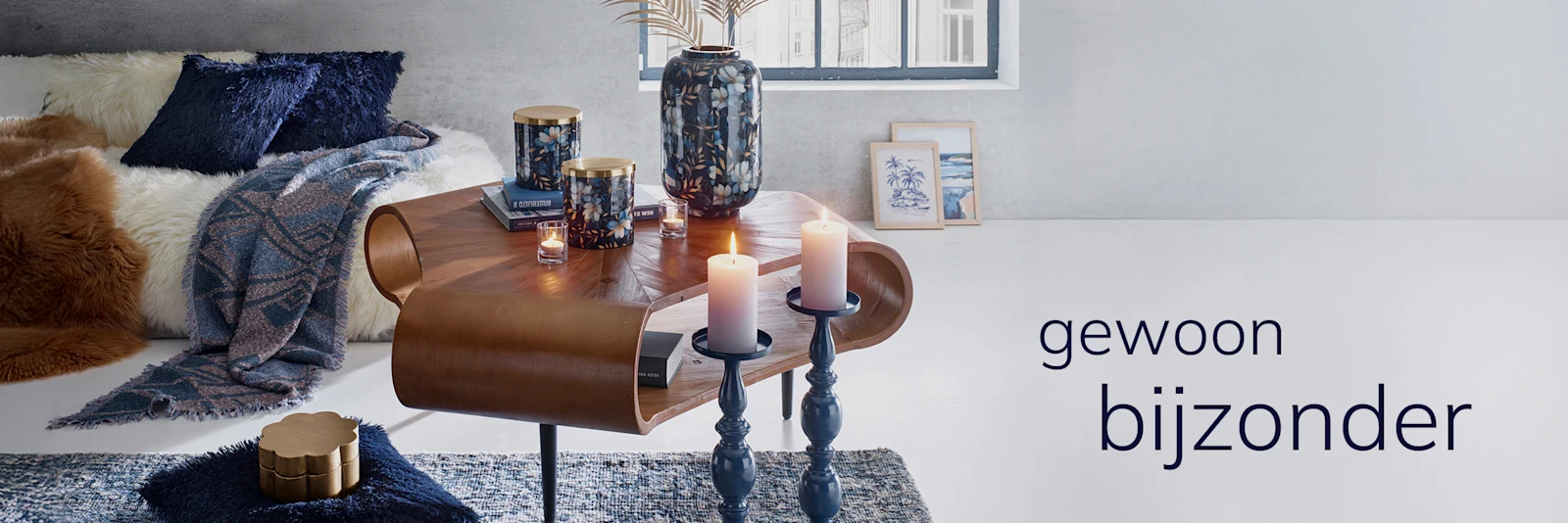 Een woonkamer in blauwtinten. Rechts naast haar staat de tekst 'gewoon bijzonder'. Een woonkamer in blauwtinten. Rechts naast haar staat de tekst 'gewoon bijzonder'.