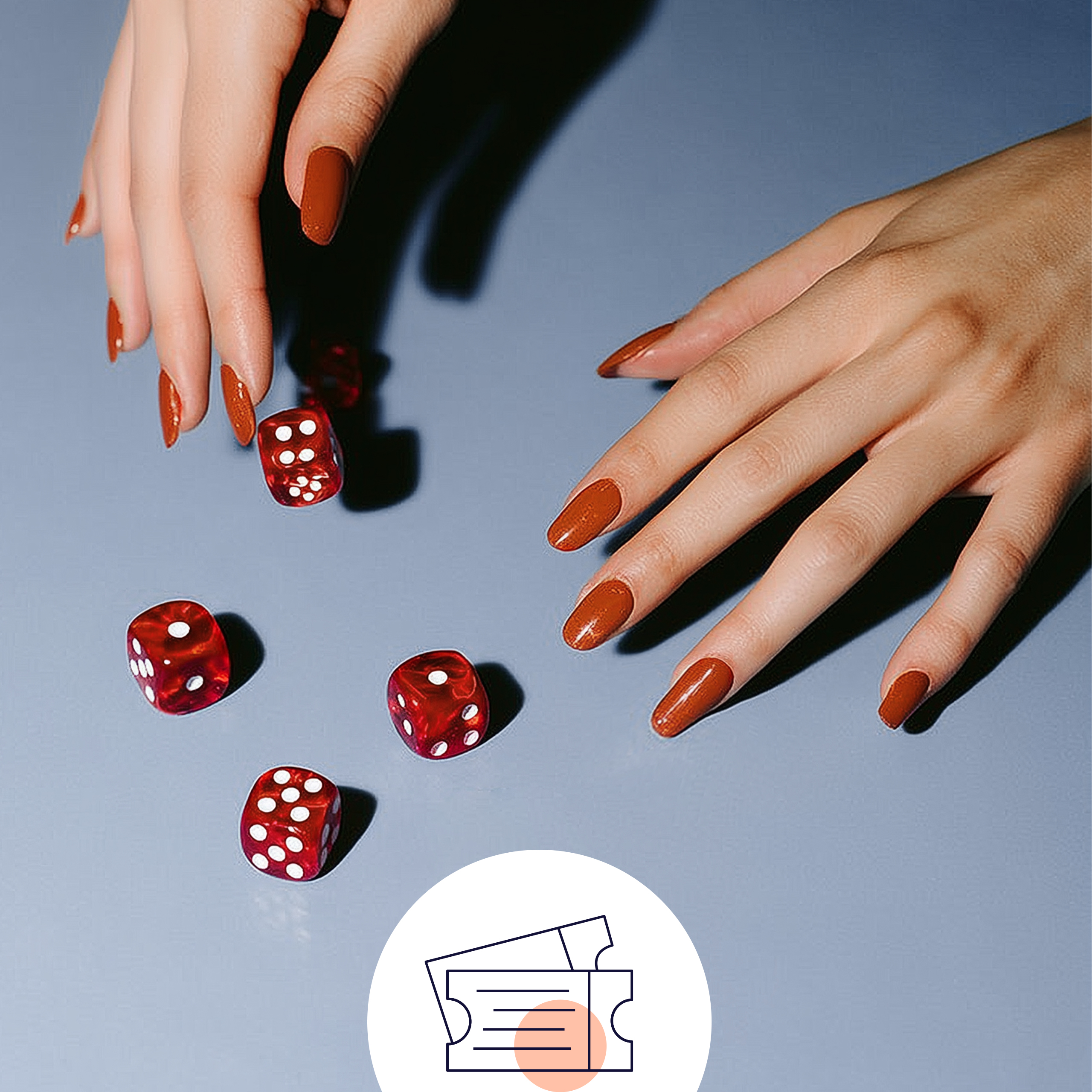 Zwei Hände mit rot lackierten Nägeln spielen mit vier roten Würfeln auf blauem Untergrund.