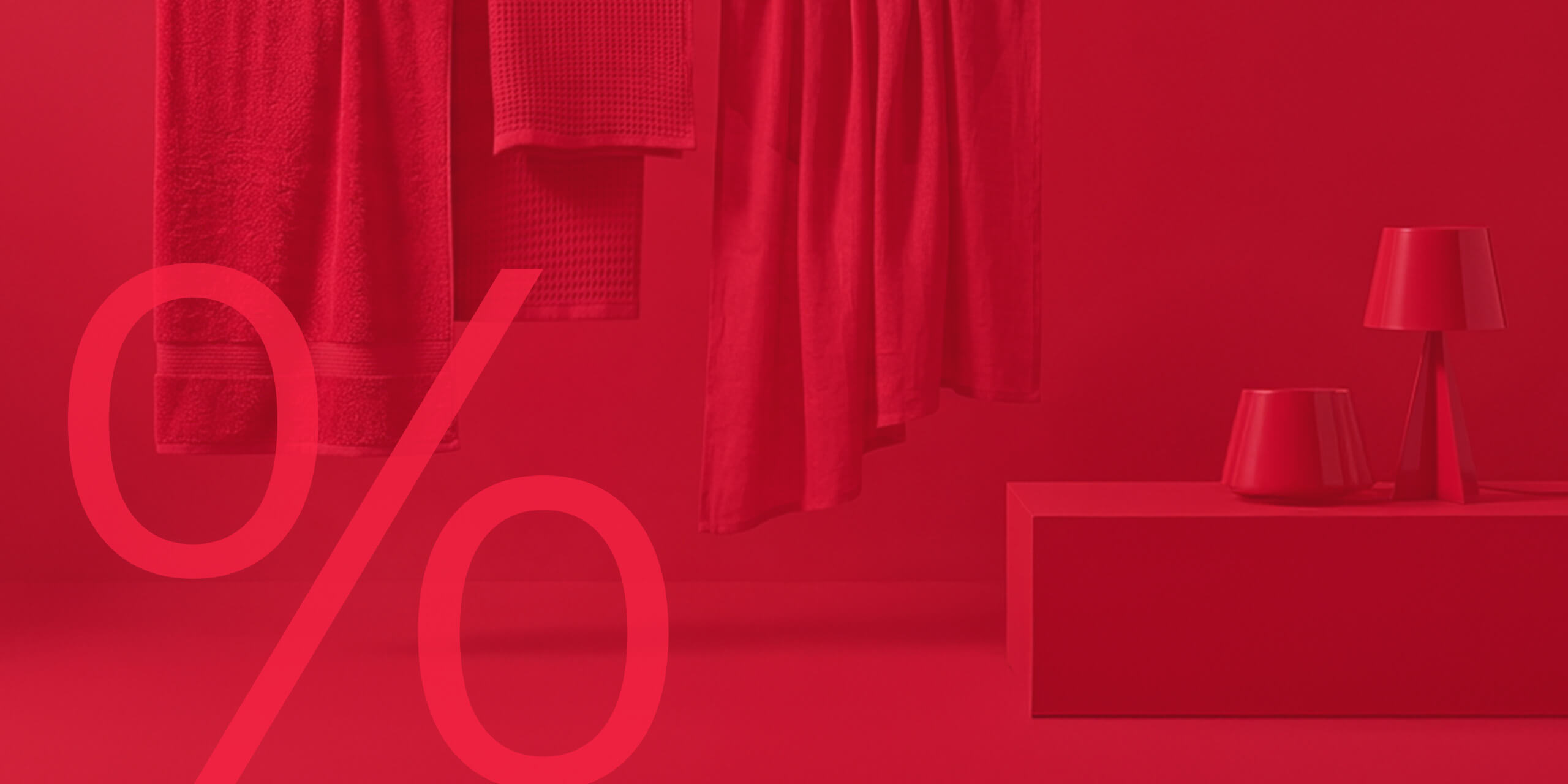 Rood beeld met hangende textiel, tafellamp en schaal. Links een groot procentteken als aanduiding van korting.