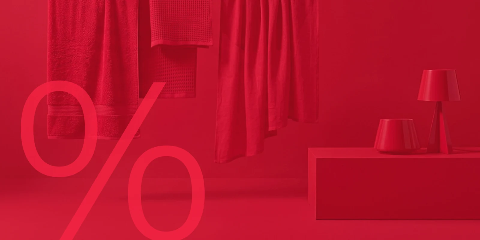 Rotes Bild mit hängenden Textilien, Tischleuchte und Schale. Links ein großes Prozentzeichen als Hinweis auf Rabatt.