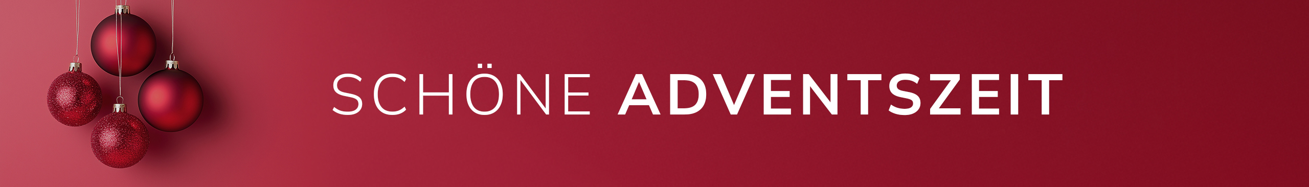 Drei rote Christbaumkugeln hängen vor rotem Hintergrund. Text: 'SCHÖNE ADVENTSZEIT'.