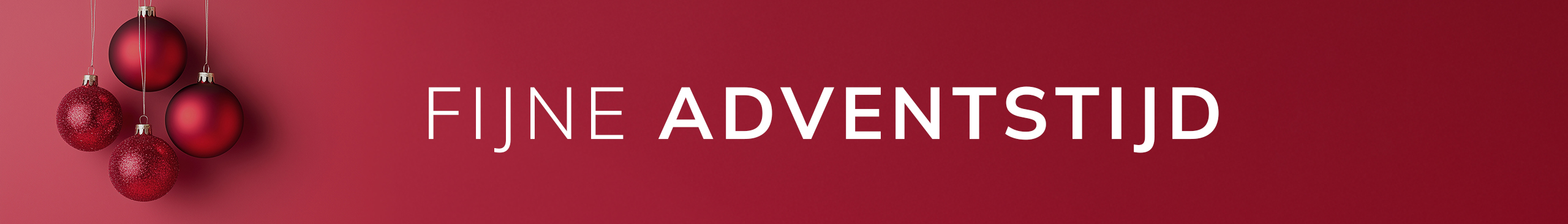 Drie rode kerstballen hangen voor een rode achtergrond. Tekst: 'FIJNE ADVENTSTIJD'.