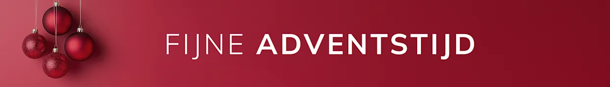 Drie rode kerstballen hangen voor een rode achtergrond. Tekst: 'FIJNE ADVENTSTIJD'.