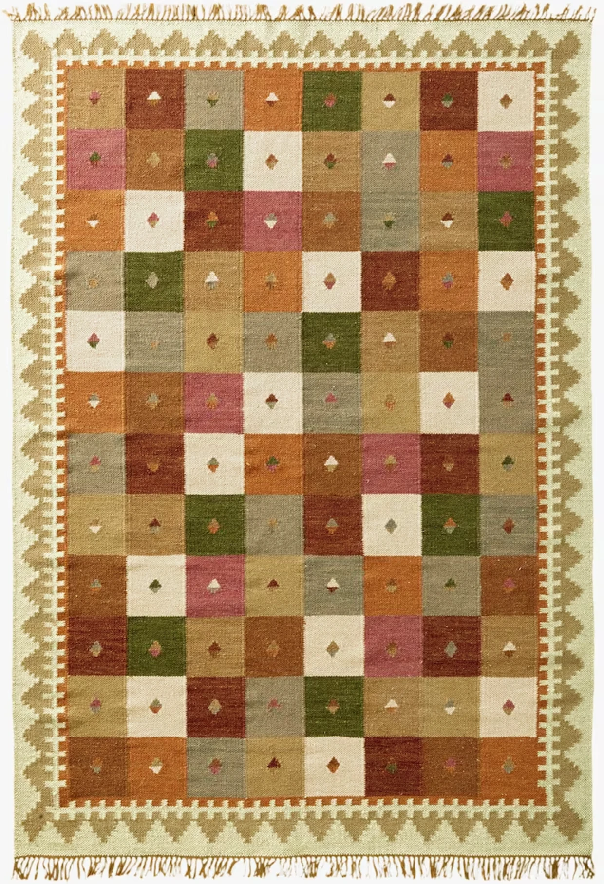 Handgewebter Teppich mit geometrischem Karomuster in warmen Farben wie Grün, Orange, Beige und Rosa, umgeben von einem dekorativen Rand.