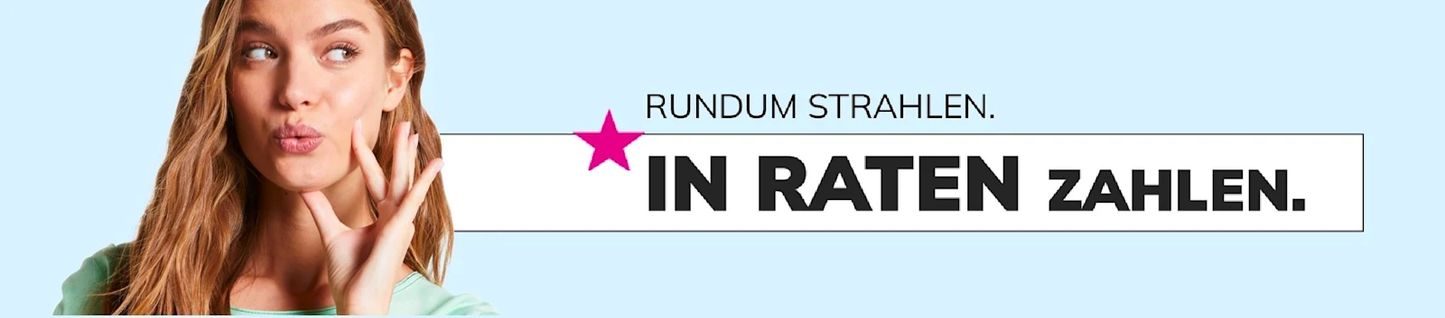Model auf blauem Hintergrund, Text: `Rundum strahlen. In Raten zahlen.´mit einem pinken Stern. Model auf blauem Hintergrund, Text: `Rundum strahlen. In Raten zahlen.´mit einem pinken Stern.