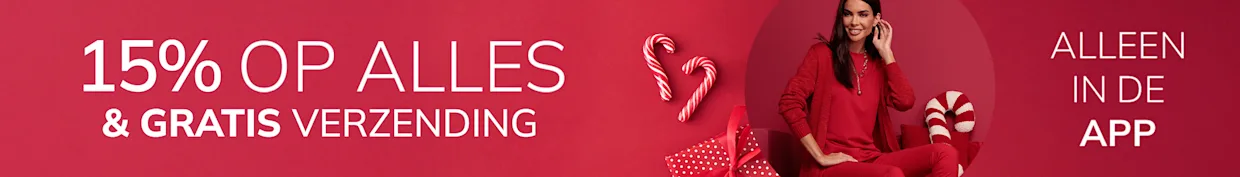 Een advertentie met de tekst NIKOLAUS KORTING 15% OP ALLES* & GRATIS VERZENDING ALLEEN IN DE APP op een felrode achtergrond. Links zit een vrouw in rode kleding voor een rode muur met kerstdecoratie zoals zuurstokken en kerstballen, de achtergrond is feestelijk en uitnodigend.