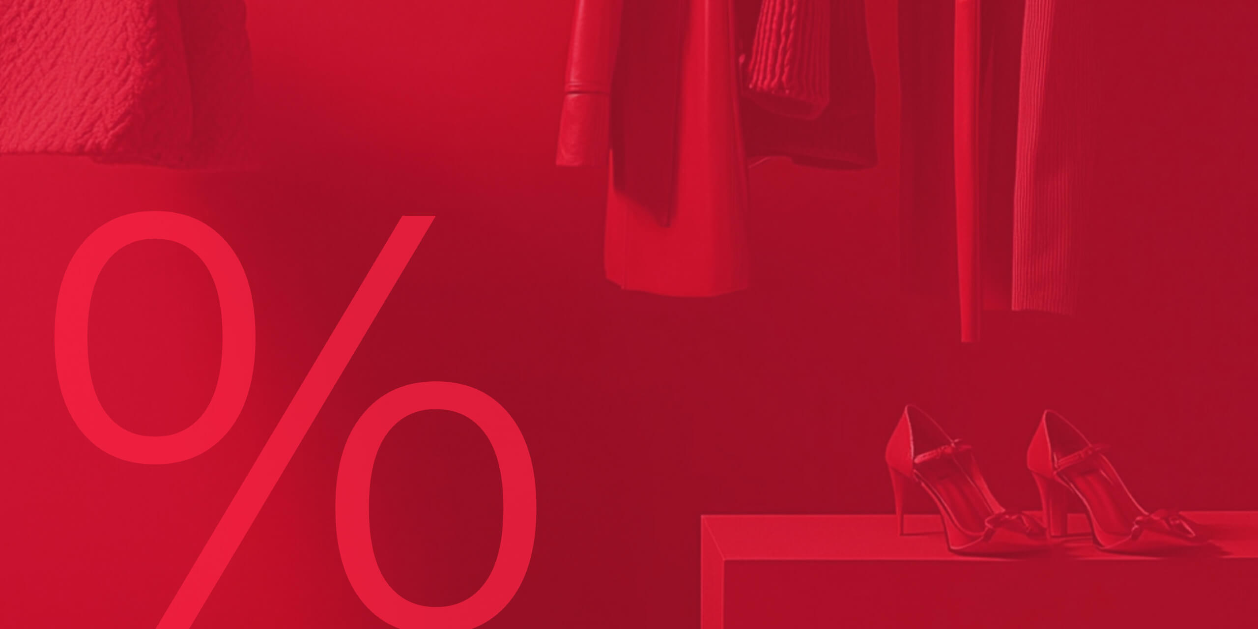 Rood beeld met kleding, hoge hakken en een groot procentteken. De scène lijkt op een etalage met kortingsaanduiding.