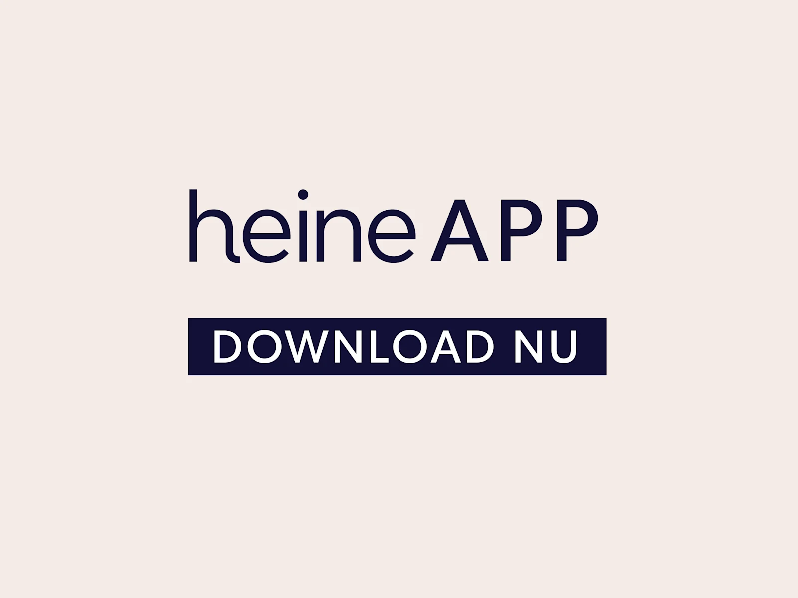Download nu de Heine app advertentie - donkerblauwe letters op een beige achtergrond.