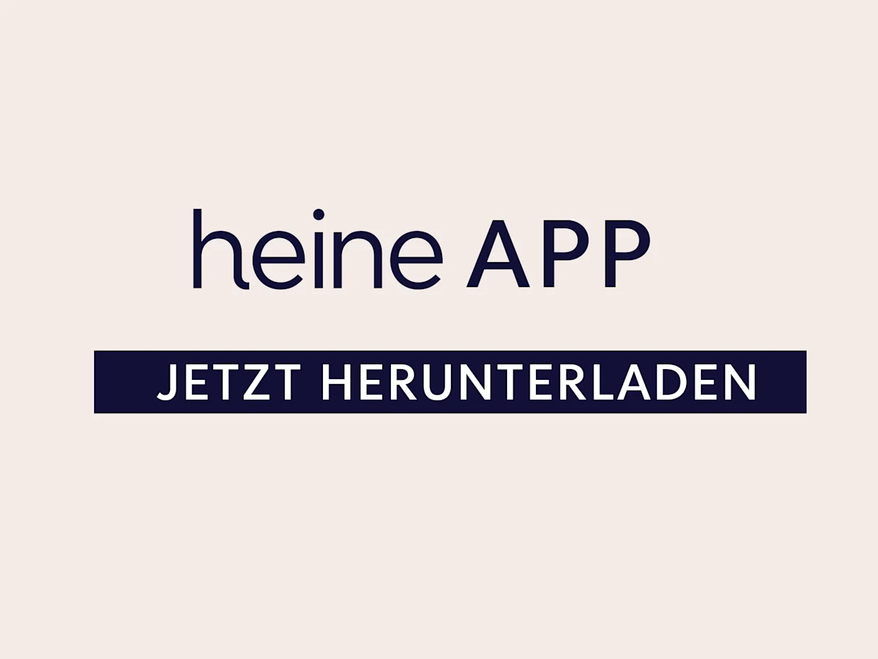 Werbeanzeige der Heine App jetzt herunterladen – Schriftzug in dunkelblau auf beigem Hintergrund.