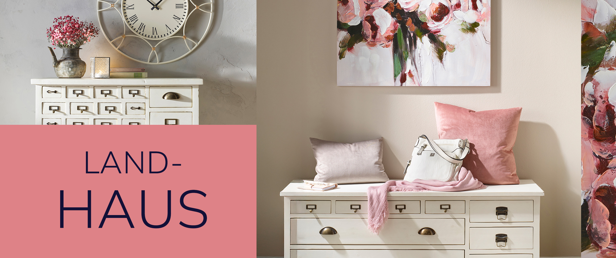 Wohnraum im Landhausstil mit weißen Möbeln, floraler Bettwäsche, großen Uhren und rosa Akzenten. Mittig rosa Hintergrund mit dunkelblauem Text: 'LANDHAUS'.