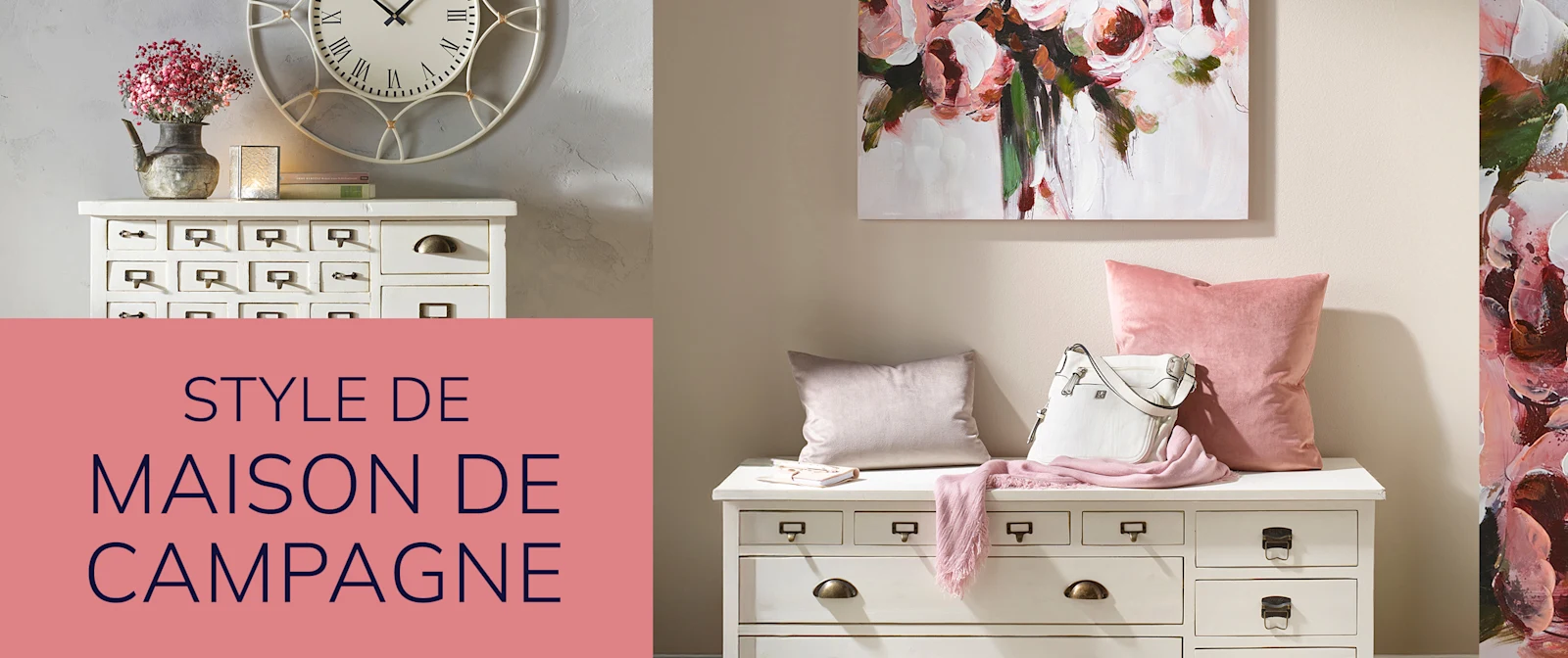 Intérieur de style campagne avec meubles blancs, linge de lit fleuri, grandes horloges et accents roses. Au centre, fond rose avec texte bleu foncé : 'STYLE DE MAISON DE CAMPAGNE'. Intérieur de style campagne avec meubles blancs, linge de lit fleuri, grandes horloges et accents roses. Au centre, fond rose avec texte bleu foncé : 'STYLE DE MAISON DE CAMPAGNE'.