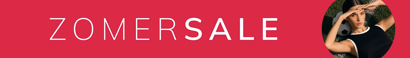 Op een rode achtergrond staat 'zomersale' met een afbeelding waarop een vrouw op een voetbal ligt.