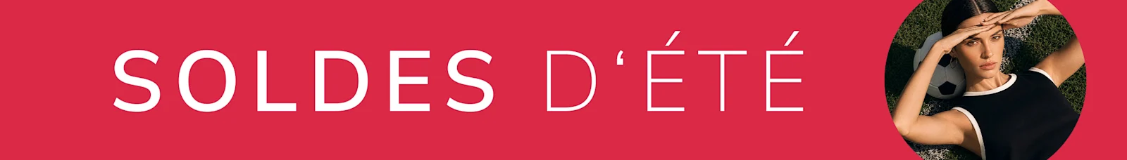 Sur fond rouge, on voit « Soldes » accompagné d'une image représentant une femme allongée sur un ballon de football.