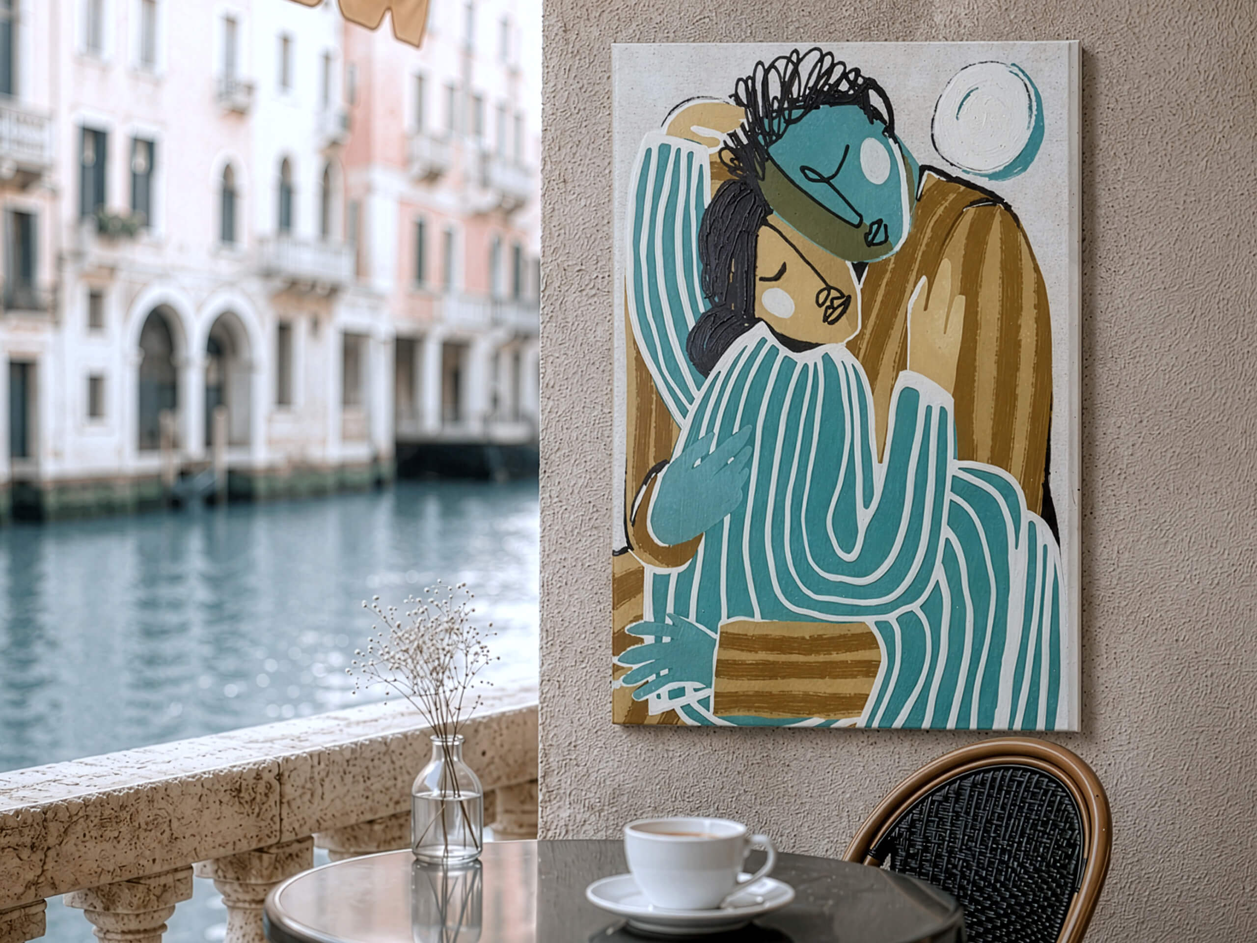 Café am Kanal mit Tasse, Vase und einem abstrakten Bild von zwei umarmten Figuren an der Wand.