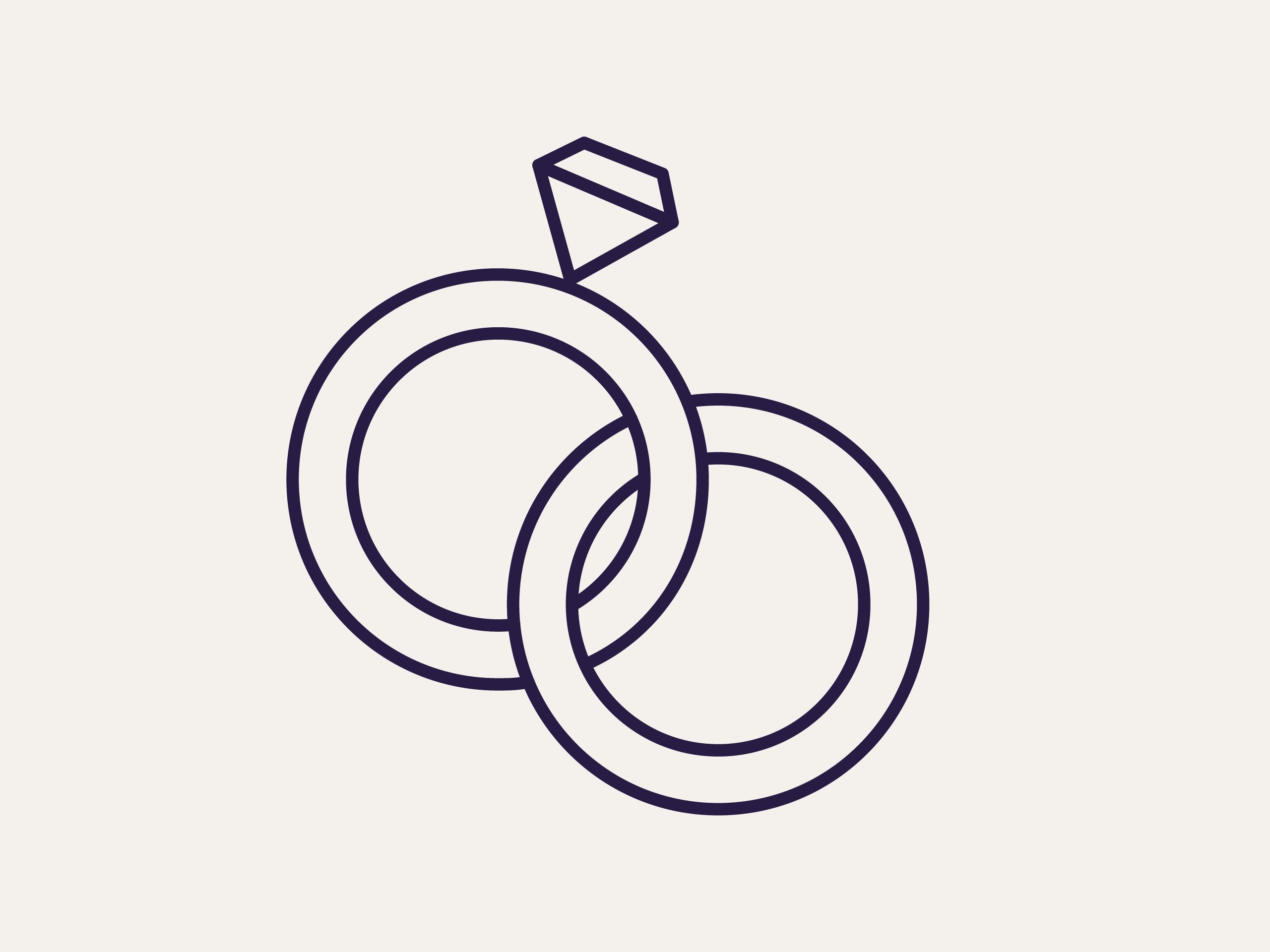 Twee minimalistische ringen, waarvan één met een diamant, overlappen elkaar op een beige achtergrond.