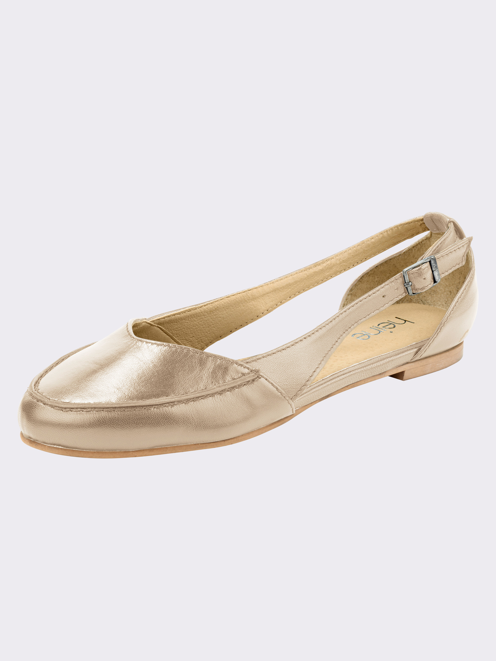 Ein schimmernder Ballerina-Schuh in einem champagnerfarbenen Ton ist abgebildet, der mit einem offenen Fersenbereich und flacher Sohle.