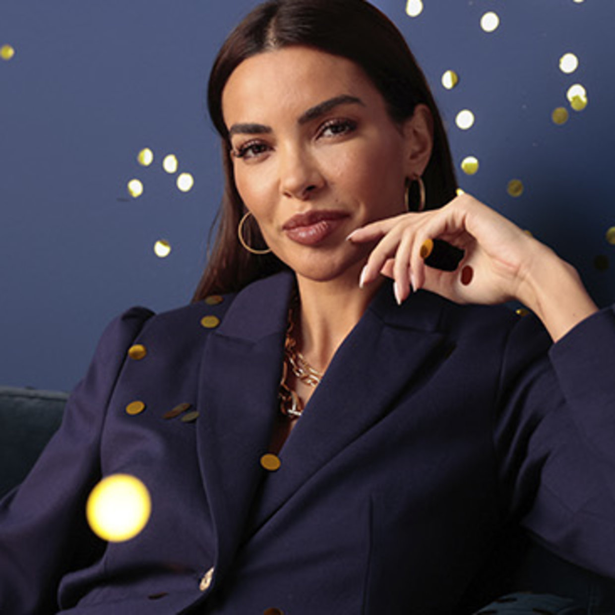 Model in dunkelblauem Blazer, goldene Konfetti; Text: '30 Jahre heine' auf blauem Hintergrund.