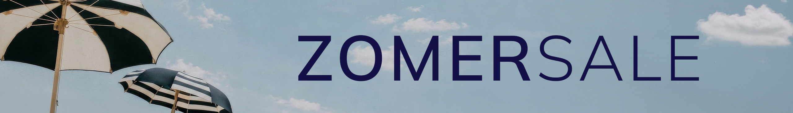 Een advertentie
met de tekst 'SOLDES D'ÉTÉ'
De achtergrond toont een blauwe lucht met enkele wolken en twee zwart-witte parasols.