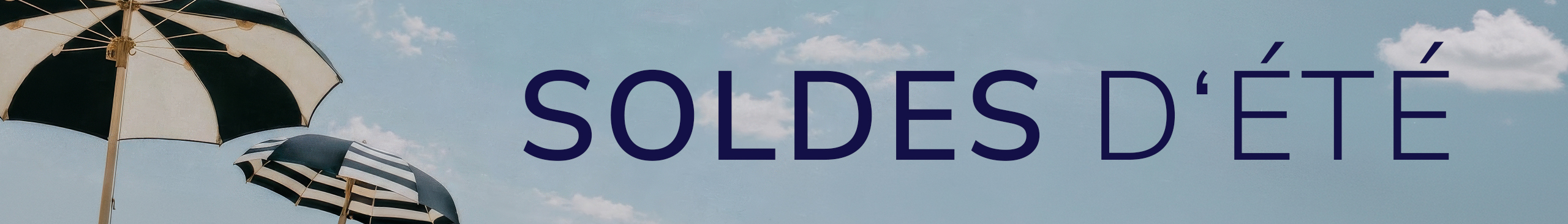 Une publicité
avec le texte 'SOLDES D'ÉTÉ'
Le fond montre un ciel bleu avec quelques nuages et deux parasols noirs et blancs.