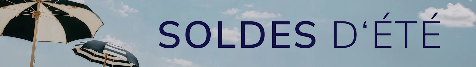 Une publicité
avec le texte 'SOLDES D'ÉTÉ'
Le fond montre un ciel bleu avec quelques nuages et deux parasols noirs et blancs.