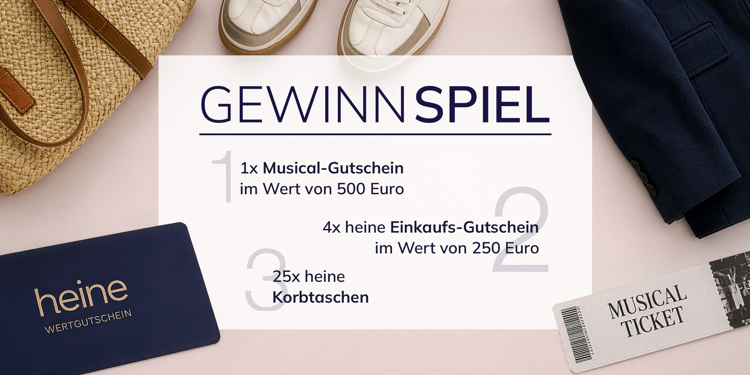 Verschiedene Accessoires, Kleidung und der Text: 'GEWINNSPIEL 1x Musical-Gutschein im Wert von 500 Euro, 4x heine Einkaufs-Gutschein im Wert von 250 Euro, 25x heine Korbtaschen'.