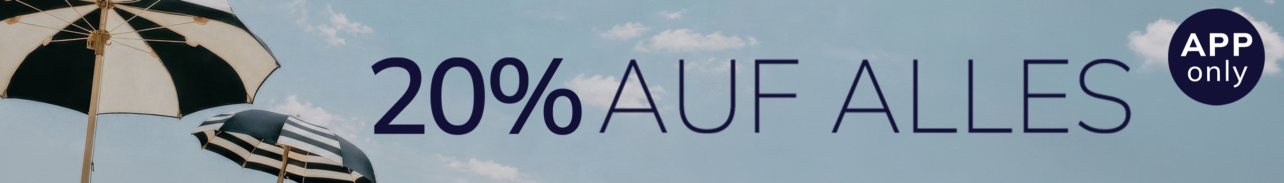 Eine Werbeanzeige mit dem Text 20 % AUF ALLES APP only
Der Hintergrund zeigt einen blauen Himmel mit einigen Wolken und zwei schwarz-weißen Sonnenschirmen, die sommerliche Stimmung vermitteln.