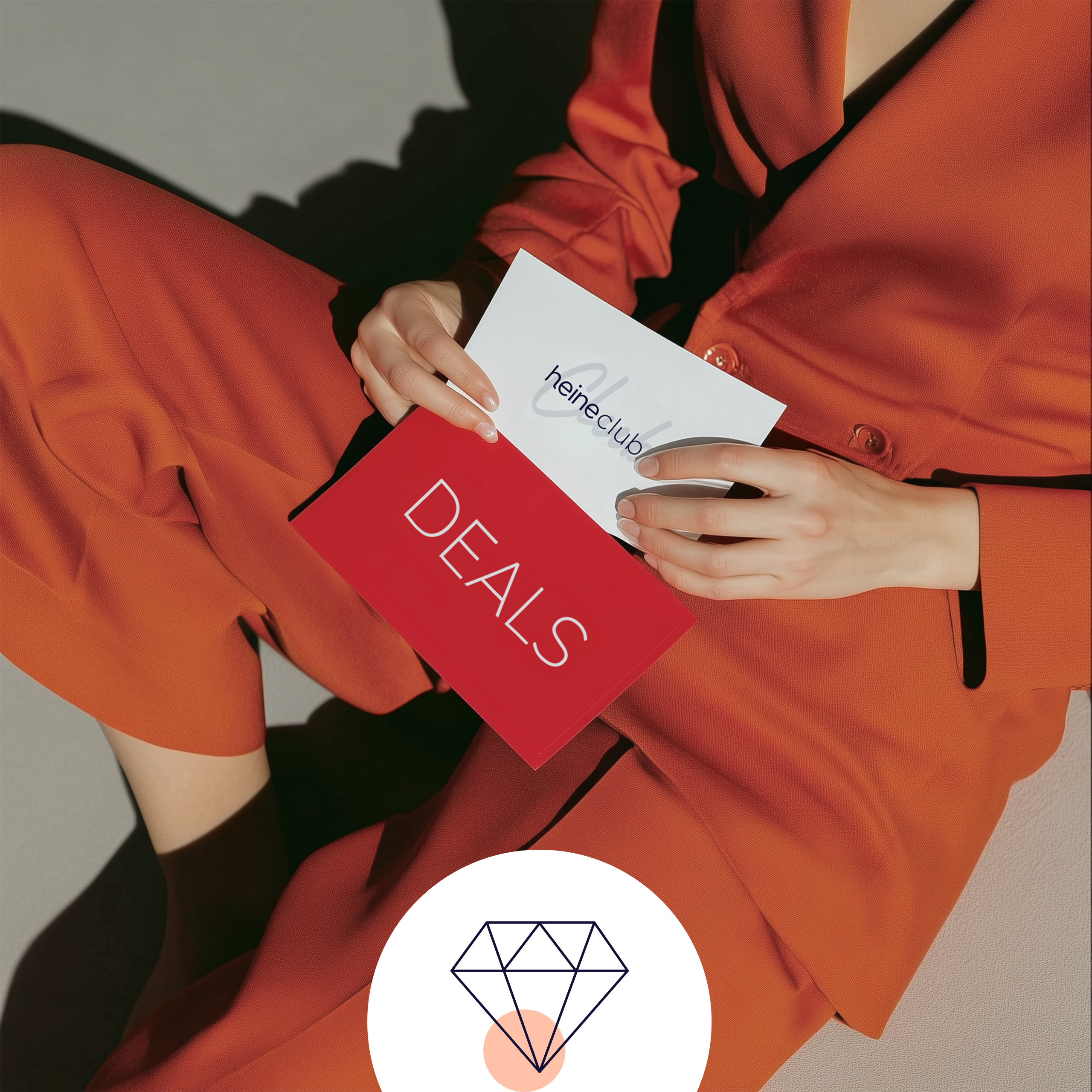 Ein Model im orangefarbenen Anzug hält zwei Karten, eine mit 'DEALS' und eine mit 'heineclub'. Unten ist ein Diamant-Symbol abgebildet.