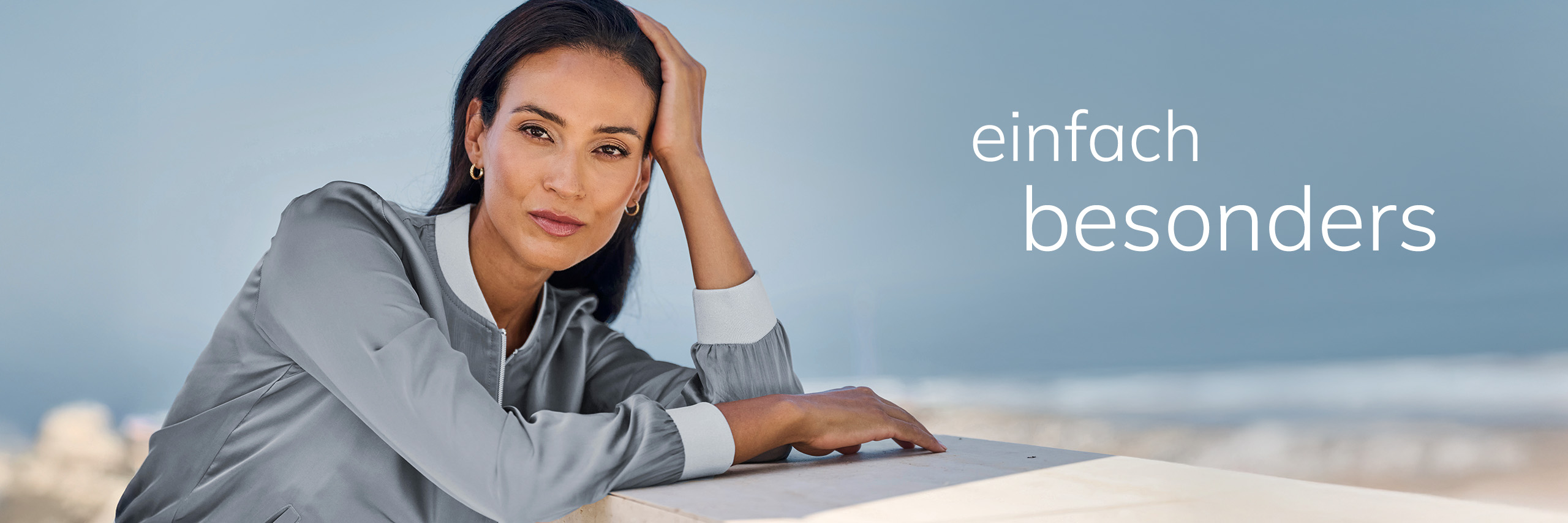 Model steht vor blauem Hintergrund. Rechts neben ihr der Text 'einfach besonders'.