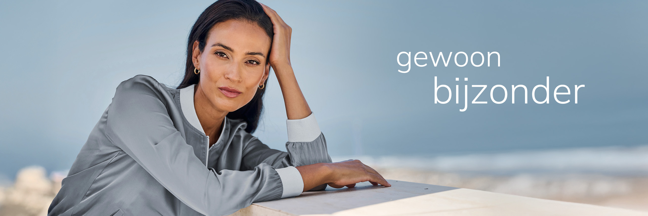 Het model staat voor een blauwe achtergrond. Rechts naast haar staat de tekst 'gewoon bijzonder'.