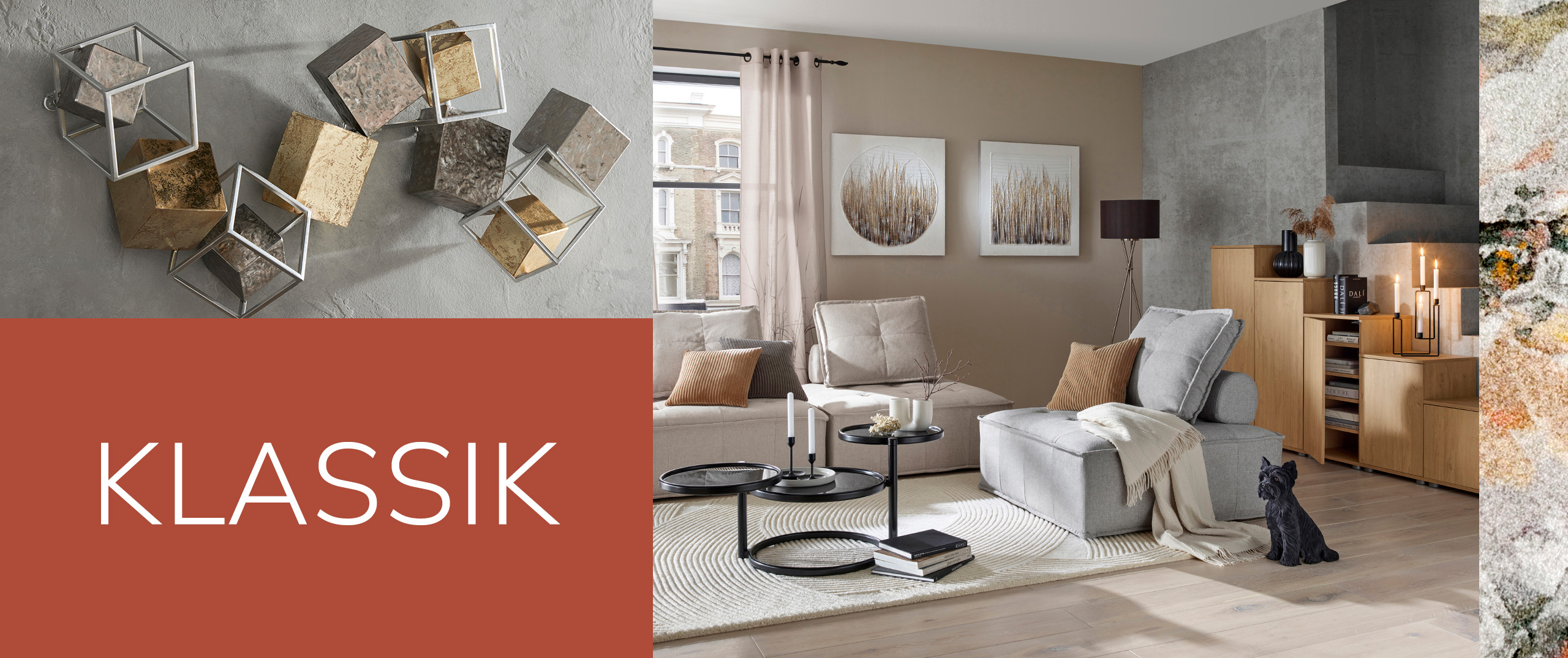 Moderne Wohnszene mit hellgrauem Sessel, Holzmöbeln, Teppich mit abstraktem Muster und goldfarbenen Dekowürfeln. Mittig beiger Hintergrund mit dunkelblauem Text: 'KLASSIK'.