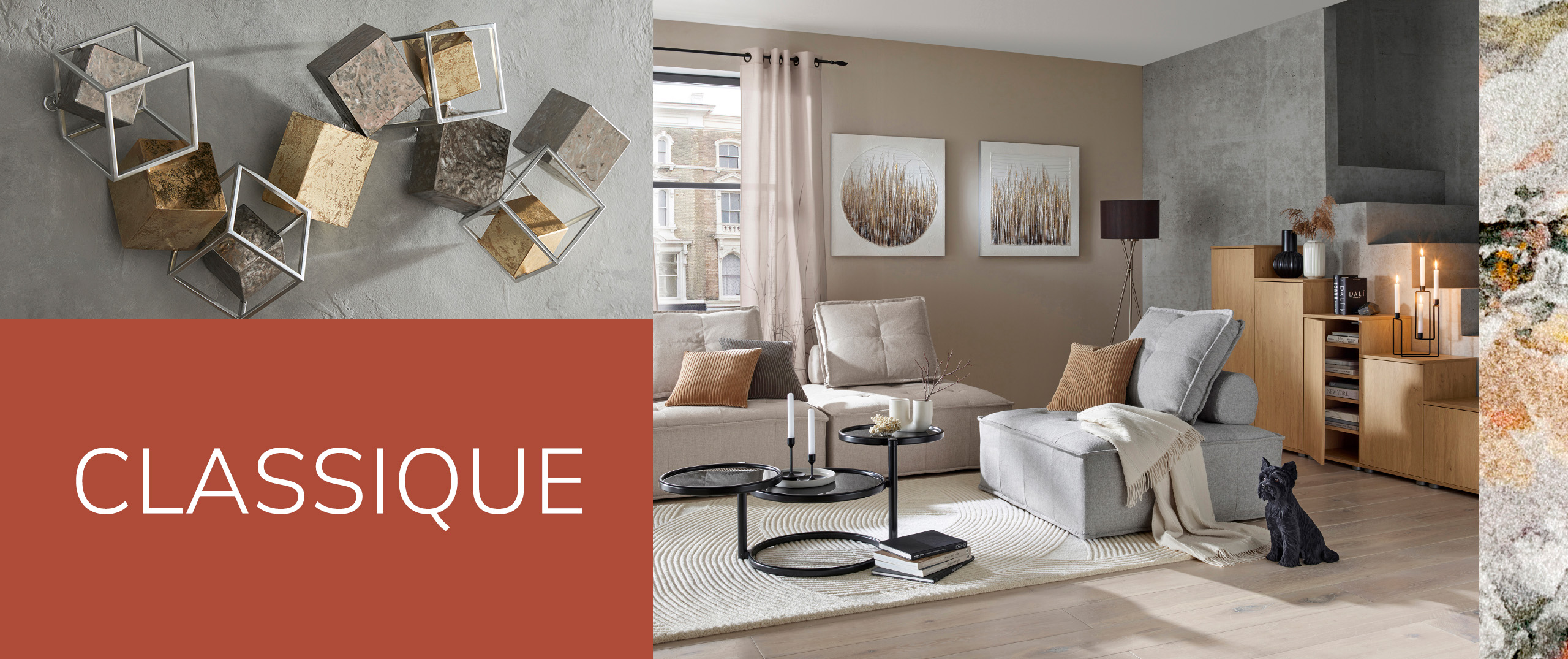 Scène d’intérieur moderne avec fauteuil gris clair, meubles en bois, tapis à motif abstrait et cubes dorés décoratifs. Au centre, fond beige avec texte bleu foncé : 'CLASSIQUE'.