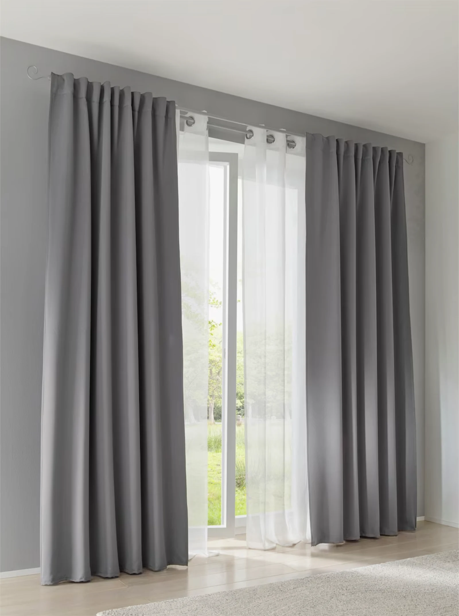 Ein Fenster ist mit blickdichten grauen Vorhängen dekoriert, die links und rechts hängen, während in der Mitte ein transparenter weißer Vorhang für Lichtdurchlässigkeit sorgt. Ein Fenster ist mit blickdichten grauen Vorhängen dekoriert, die links und rechts hängen, während in der Mitte ein transparenter weißer Vorhang für Lichtdurchlässigkeit sorgt.
