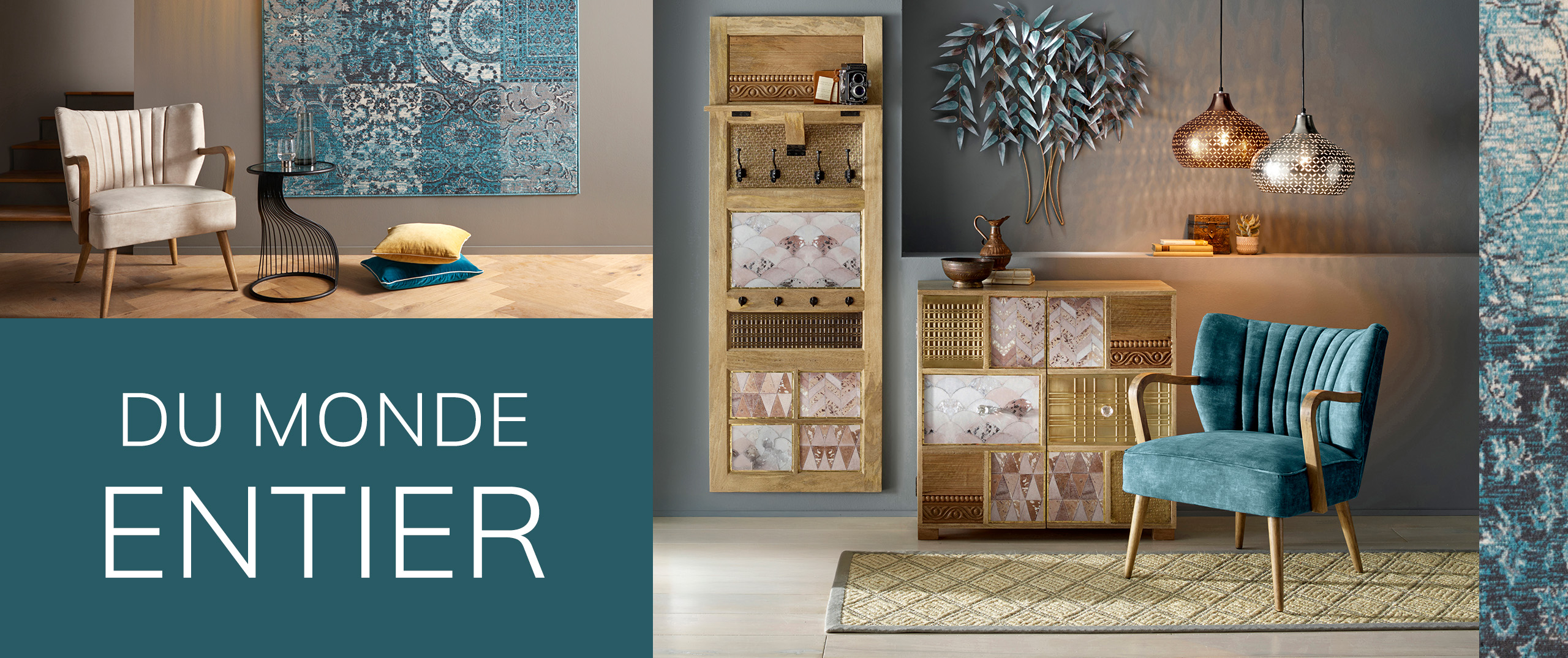 Deux espaces de vie avec fauteuils, tapis et commodes en turquoise, bleu et or. À gauche, tapis patchwork et fauteuil ; à droite, commode avec déco et fauteuil en velours. Au centre, texte blanc sur fond pétrole : 'DU MONDE ENTIER'.