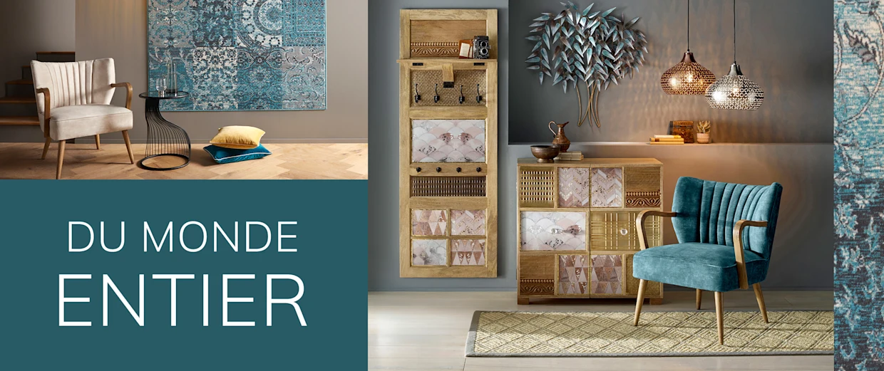 Deux espaces de vie avec fauteuils, tapis et commodes en turquoise, bleu et or. À gauche, tapis patchwork et fauteuil ; à droite, commode avec déco et fauteuil en velours. Au centre, texte blanc sur fond pétrole : 'DU MONDE ENTIER'. Deux espaces de vie avec fauteuils, tapis et commodes en turquoise, bleu et or. À gauche, tapis patchwork et fauteuil ; à droite, commode avec déco et fauteuil en velours. Au centre, texte blanc sur fond pétrole : 'DU MONDE ENTIER'.