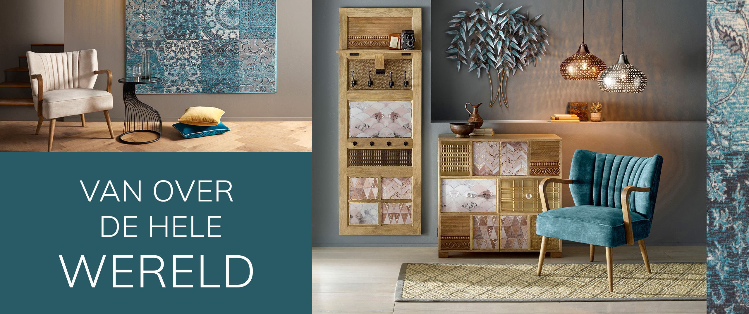 Twee woonruimtes met fauteuils, tapijten en dressoirs in turquoise, blauw en goud. Links patchworktapijt en stoel, rechts dressoir met decoratie en fluwelen stoel. In het midden witte tekst op petrolkleur: 'VAN OVER DE HELE WERELD'.