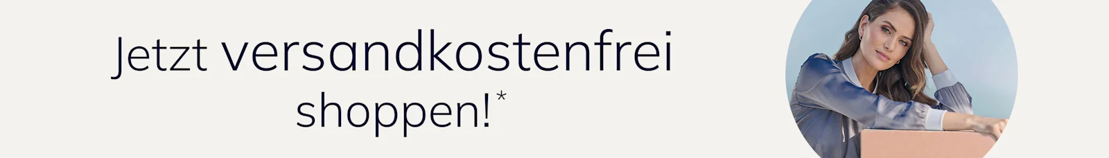 Ein Model sitzt vor Paketen, daneben steht der Text: 'Jetzt versandkostenfrei shoppen!'