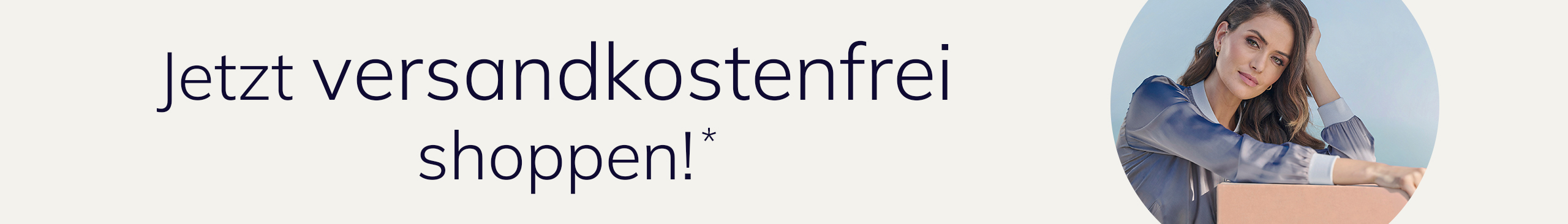 Ein Model sitzt vor Paketen, daneben steht der Text: 'Jetzt versandkostenfrei shoppen!'