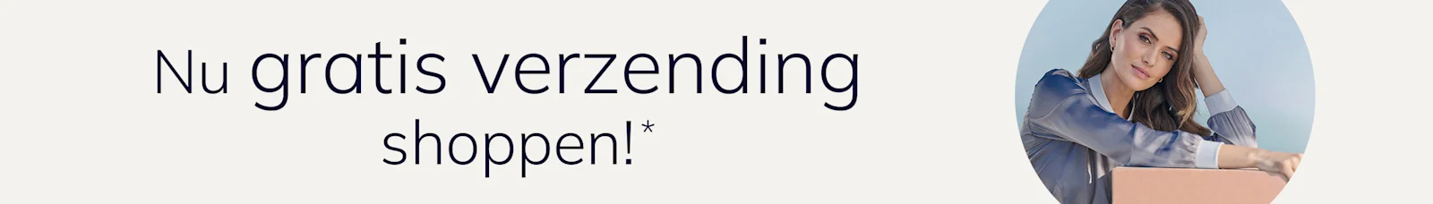 Een model zit voor pakketten, daarnaast staat de tekst: 'Nu gratis verzending shoppen!'